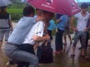 Trung Quốc: Quan bị cách chức vì sợ ướt giày Trung Quốc: Quan bị cách chức vì sợ ướt giày