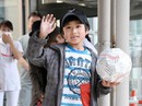 Nhật Bản: Cậu bé bị phạt khóc chạy theo xe bố mẹ Nhật Bản: Cậu bé bị phạt khóc chạy theo xe bố mẹ