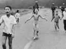 Facebook bị tố lạm quyền quanh bức ảnh "Em bé napalm" Facebook bị tố lạm quyền quanh bức ảnh "Em bé napalm"