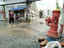 Trụ cứu hỏa bật gốc, nước máy tràn ngập Thảo Điền Trụ cứu hỏa bật gốc, nước máy tràn ngập Thảo Điền