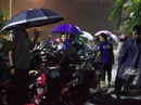 Sinh viên đội mưa giải cứu 1.000 xe máy trong hầm ngập Sinh viên đội mưa giải cứu 1.000 xe máy trong hầm ngập