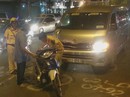 Xe máy bị xe khách tông thẳng trên đường Trường Chinh Xe máy bị xe khách tông thẳng trên đường Trường Chinh