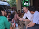 Hoàng tử Anh dạo phố cổ, ngồi cà phê vỉa hè Hà Nội Hoàng tử Anh dạo phố cổ, ngồi cà phê vỉa hè Hà Nội