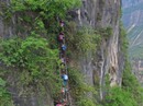 Trung Quốc: Hãi hùng cảnh trẻ em leo "thang trời" đến trường Trung Quốc: Hãi hùng cảnh trẻ em leo "thang trời" đến trường