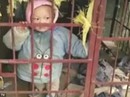 Bé 3 tuổi bị mẹ nhốt trong chuồng chó vì “làm ồn” Bé 3 tuổi bị mẹ nhốt trong chuồng chó vì “làm ồn”