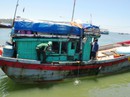 Tông chìm tàu cá, ngăn ngư dân cứu nạn Tông chìm tàu cá, ngăn ngư dân cứu nạn