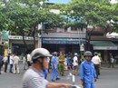 Cả gia đình dọa tự thiêu vì bị cưỡng chế nhà Cả gia đình dọa tự thiêu vì bị cưỡng chế nhà
