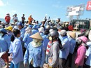 Chặn xe tải, phản đối dẹp hàng rong ở Bãi Sau Chặn xe tải, phản đối dẹp hàng rong ở Bãi Sau