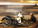 Người đàn ông chết lặng bên thi thể vợ bị ô tô cán Người đàn ông chết lặng bên thi thể vợ bị ô tô cán