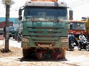 Thoát chết hy hữu dưới bánh xe ben Thoát chết hy hữu dưới bánh xe ben