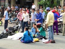 Cả nhà chết lặng bên thi thể nạn nhân bị xe buýt cán Cả nhà chết lặng bên thi thể nạn nhân bị xe buýt cán
