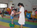 Trẻ co cứng cơ: Trị sớm, có hy vọng Trẻ co cứng cơ: Trị sớm, có hy vọng