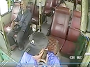 Đình chỉ tài xế xe buýt nghe điện thoại, thả vô lăng Đình chỉ tài xế xe buýt nghe điện thoại, thả vô lăng