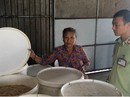 Tạm giữ gần 6 tấn kẹo hết hạn dùng Tạm giữ gần 6 tấn kẹo hết hạn dùng