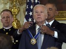 Ông Biden rơi nước mắt nhận "quà" bất ngờ từ TT Obama Ông Biden rơi nước mắt nhận "quà" bất ngờ từ TT Obama
