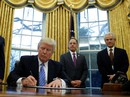 Tổng thống Donald Trump họp trong bóng tối Tổng thống Donald Trump họp trong bóng tối