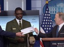 Ông Trump bị "bóc mẽ" vụ tặng tiền lương cho công viên Ông Trump bị "bóc mẽ" vụ tặng tiền lương cho công viên
