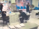 Xông vào cơ quan bắn chết bạn gái cũ Xông vào cơ quan bắn chết bạn gái cũ