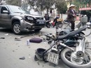 Tông trực diện ô tô biển xanh, người đi xe máy trọng thương Tông trực diện ô tô biển xanh, người đi xe máy trọng thương