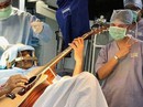 Bệnh nhân vừa phẫu thuật não vừa chơi ghi-ta Bệnh nhân vừa phẫu thuật não vừa chơi ghi-ta