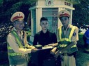 CSGT trả lại cặp có viên kim cương cho người đánh rơi CSGT trả lại cặp có viên kim cương cho người đánh rơi