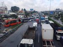 Một xe gây tai nạn đủ khiến xa lộ Hà Nội kẹt cứng Một xe gây tai nạn đủ khiến xa lộ Hà Nội kẹt cứng