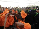 Thái Lan: Ẩu đả tại ngôi chùa có trụ trì "rửa tiền" Thái Lan: Ẩu đả tại ngôi chùa có trụ trì "rửa tiền"