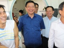 Bí thư Đinh La Thăng bất ngờ gọi cửa căn nhà 100 triệu đồng Bí thư Đinh La Thăng bất ngờ gọi cửa căn nhà 100 triệu đồng