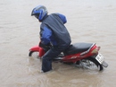 Mưa lớn, các xe ở TP Biên Hòa bơi trên sông Mưa lớn, các xe ở TP Biên Hòa bơi trên sông
