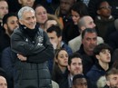 Mourinho nổi nóng, cười nhạt ngày Man United mất ngôi Mourinho nổi nóng, cười nhạt ngày Man United mất ngôi