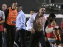 Cựu hậu vệ Arsenal xé áo sau khi bị truất quyền chỉ đạo Cựu hậu vệ Arsenal xé áo sau khi bị truất quyền chỉ đạo