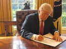 Ông Trump ký sắc lệnh nhập cư mới "nhẹ đô" hơn Ông Trump ký sắc lệnh nhập cư mới "nhẹ đô" hơn