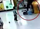 Trung Quốc: Cha lấy chổi siêu thị đánh con gái Trung Quốc: Cha lấy chổi siêu thị đánh con gái