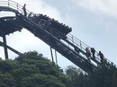 Tàu lượn bị treo ở độ cao 50 m, du khách thót tim Tàu lượn bị treo ở độ cao 50 m, du khách thót tim