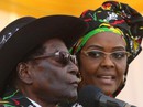 Đệ nhất phu nhân Zimbabwe đánh người mẫu bằng dây điện Đệ nhất phu nhân Zimbabwe đánh người mẫu bằng dây điện