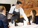 Cách đưa tiền tip ở nhà hàng, khách sạn cho người sành điệu Cách đưa tiền tip ở nhà hàng, khách sạn cho người sành điệu