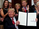 Ông Donald Trump ký sắc lệnh làm suy yếu Obamacare Ông Donald Trump ký sắc lệnh làm suy yếu Obamacare