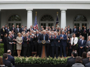 Ông Trump ăn mừng vì Obamacare bị “khai tử” Ông Trump ăn mừng vì Obamacare bị “khai tử”