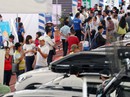 Đông nghẹt người đi chợ ô tô giá rẻ Đông nghẹt người đi chợ ô tô giá rẻ