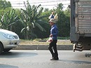 Mưu sinh bằng cách chặn... đầu xe Mưu sinh bằng cách chặn... đầu xe