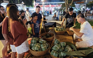 TP HCM: Mua bánh chưng và đặc sản vùng miền tại “Lễ hội Tết Việt 2024”