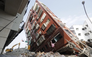 Động đất Đài Loan: Vì sao nhà cao tầng chỉ nghiêng 45 độ, không sập hẳn?