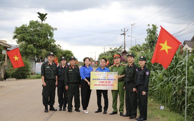 Trao tặng 1.000 lá cờ Tổ quốc và 53 suất học bổng tại huyện Cư Kuin, tỉnh Đắk Lắk