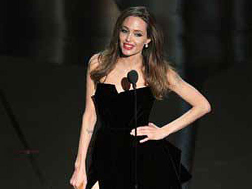 Từ chuyện “khoe chân” của Angelina Jolie