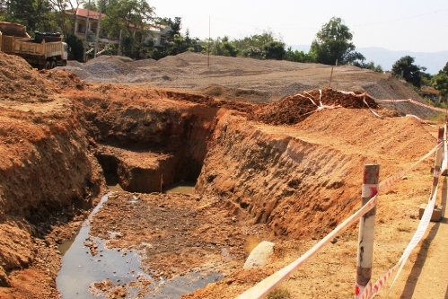 Hố công trình nơi 2 em nhỏ rơi xuống và bị đuối nước.