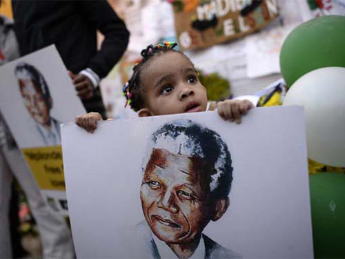 
	Một cậu bé 2 tuổi cầu nguyện cho cựu Tổng thống Nam Phi Nelson Mandela trong thời gian ông nhập viện
	Ảnh: REUTERS