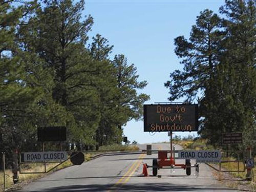 
	Lối vào khu tưởng niệm quốc gia Bandelier ở bang New Mexico bị chặn lại từ 1-10. Ảnh: Reuters