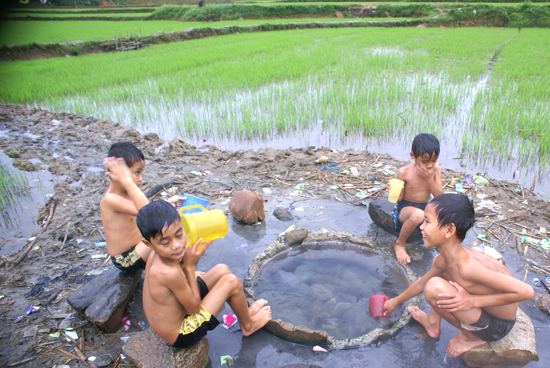 Trẻ con thôn Hà Bắc thích thú khi “tắm nước nóng giữa đồng”.