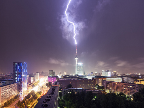 Sét đánh trúng đỉnh tháp truyền hình Fernsehturm ở Berlin, Đức