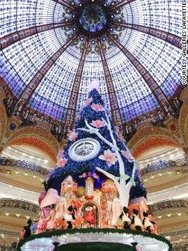 Cây thông Noel Galeries Lafayette. Ảnh: CNN